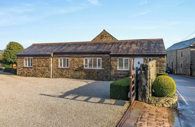 3 bedroom accommodation in Upper Midhope