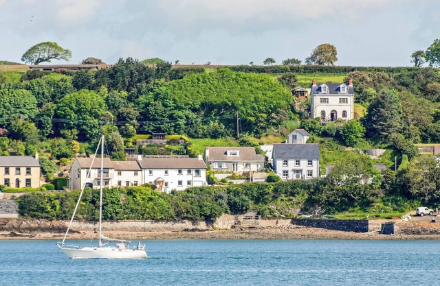3 bedroom accommodation in Llanstadwell