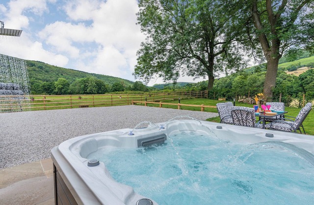 3 bedroom accommodation in Thornhill, Hope Valley