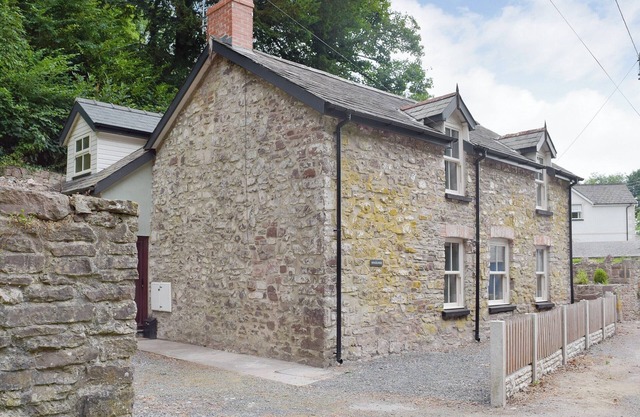 3 bedroom accommodation in Laugharne, near Pendine