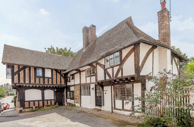 3 bedroom accommodation in Lingfield