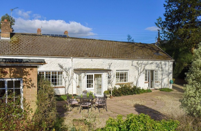3 bedroom accommodation in Milverton, near Taunton