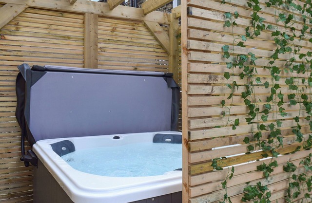 3 bedroom accommodation in Greenfield, near Saddleworth