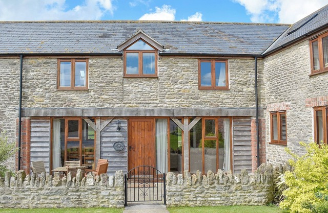 3 bedroom accommodation in Leigh, near Sherborne