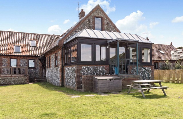 3 bedroom accommodation in Weybourne