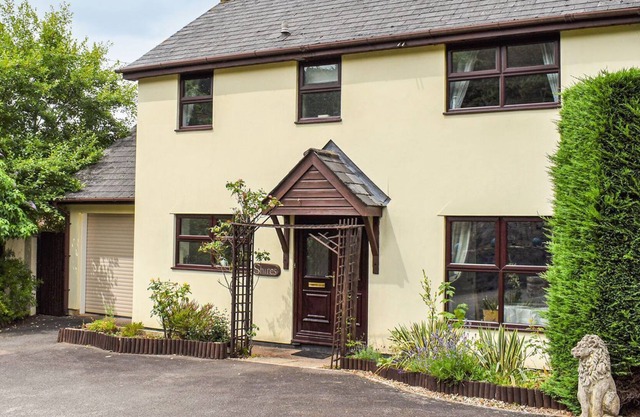 3 bedroom accommodation in Bampton