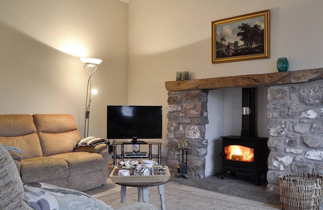 3 bedroom accommodation in Middleton, near Swansea