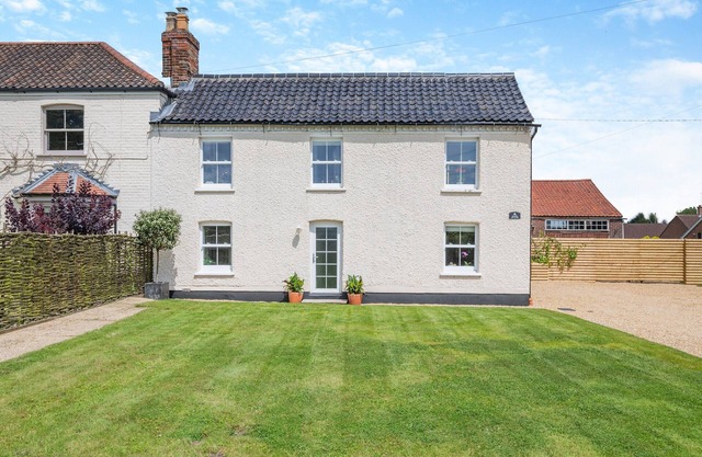 3 bedroom accommodation in Longham