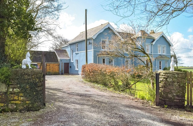 3 bedroom accommodation in Pendine