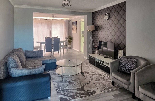 3 bedroom accommodation in Timsbury, near Bath