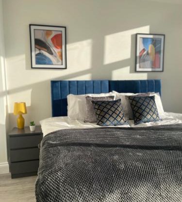 3 Bedroom Apartment - Flitwick - Contractor Friendly - Tourist Ready - Full Kitchen - WiFi - Smart TV - Sofa Bed - FREE Parking - Ideal for Short or Long Stays