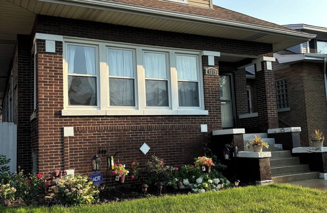 3-bedroom apt .on North Side! Great location between downtown and the airport.