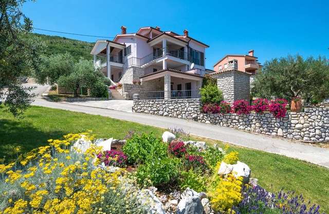 3 bedroom awesome apartment in Ravni