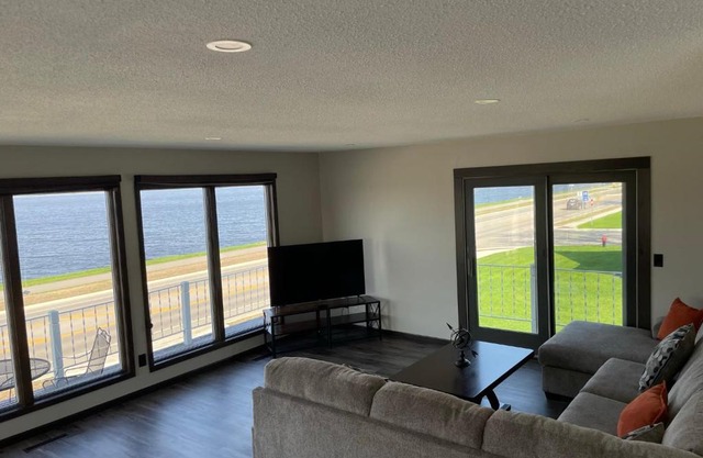 3 Bedroom Condo with Lake Pepin views with access to shared outdoor pool