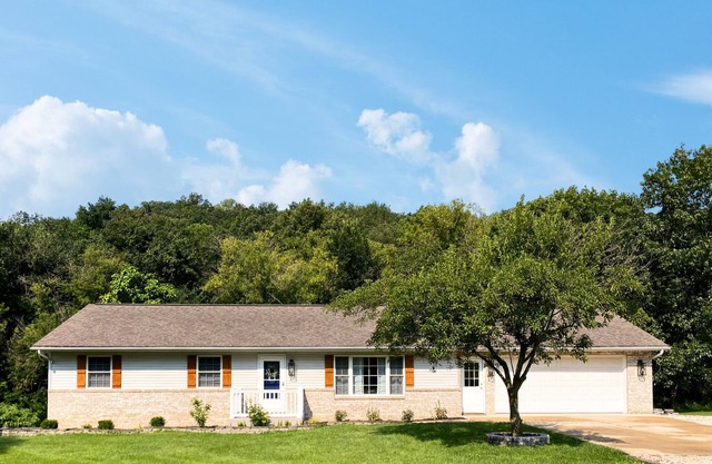 3 Bedroom Decorah Home - backing up to the bluffs & stream