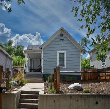 3 bedroom *Downtown* with Firepit