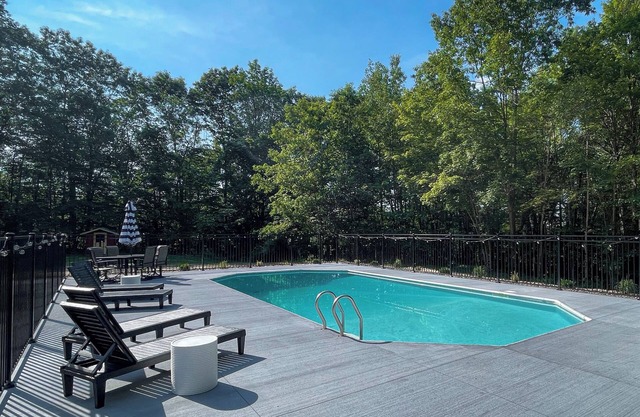 3 Bedroom Family Home w/outdoor pool + hot tub