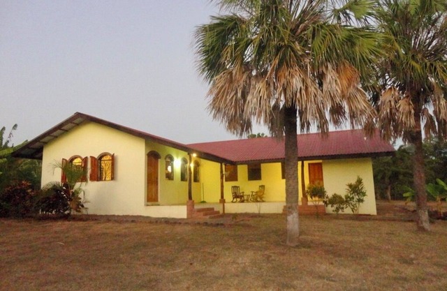 3-bedroom house in Cool El Manzano Número 1 with WiFi 100 steps to the Pacific.