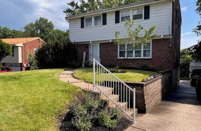 3-bedroom home 6 miles from Oakmont Country club. Next door to Public Course