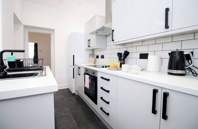 3 Bedroom House in Mountain Ash Cynon View by TŷSA