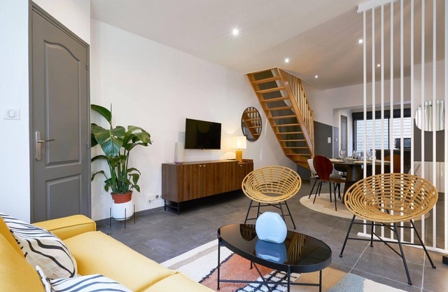 3 bedroom house with courtyard, near metro