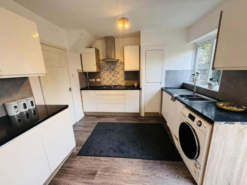 3 Bedroom Modern House in Luton LU4 0TY - Amazon Prime - No Party