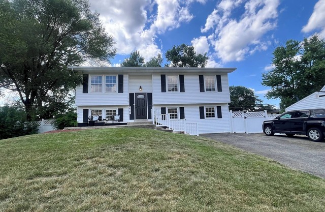 3-bedroom Pool Home Upper Level in Waldorf - CLOSE TO DC