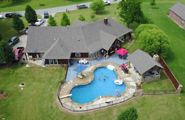 3-bedroom Rustic Charm Home Outdoor Kitchen, pool. Hot Tub + 2 fireplaces