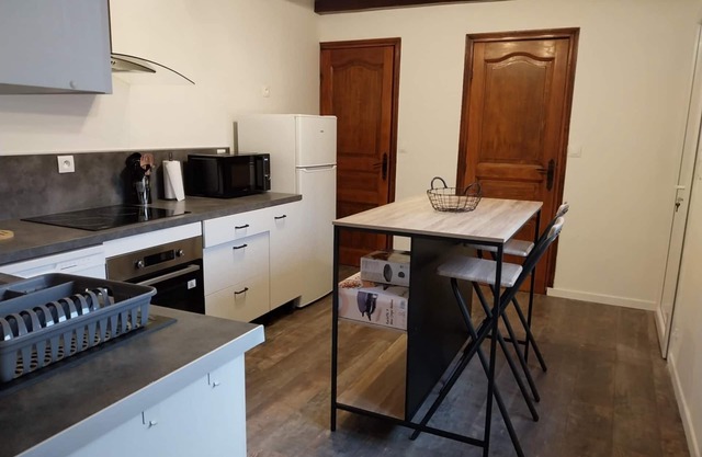 3-bedroom single-storey house with free parking in front of the house