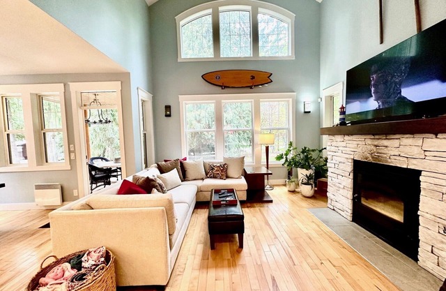 3 Bedroom Sleeps 6, Hot Tub, Exec home, Workspace incl. desk,