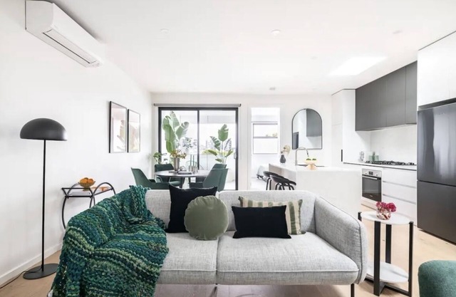 3 Bedroom Townhouse- Free parking