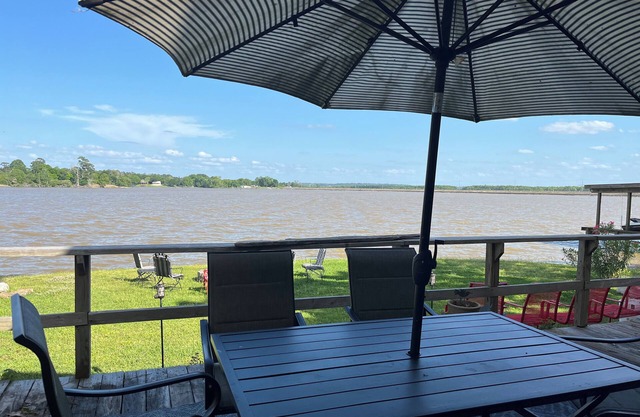 3-bedroom vacation home, waterfront patio, great fishing, kayaking, swimming