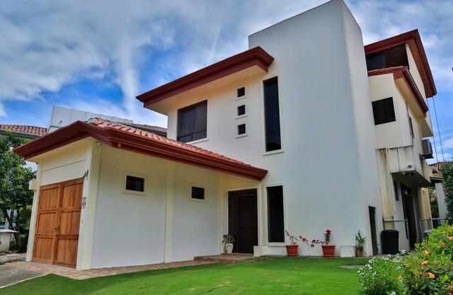 3 Bedroom Villa Oceanside in Hermosa Palms