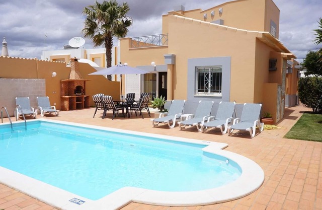 3 bedroom Villa, quiet place very close to taxi stop in Galé , internet free