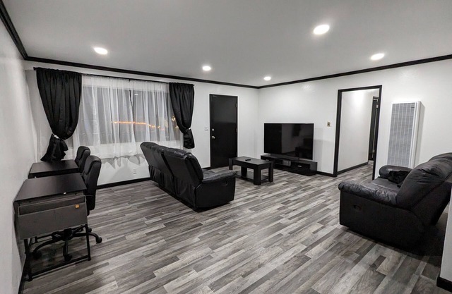 3 bedroom with 4 beds, 2 bathroom. Central to Los Angeles Metro Area, 7123