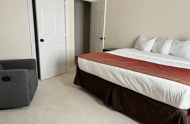 3 Bedroom with Jacuzzi and daily breakfast!