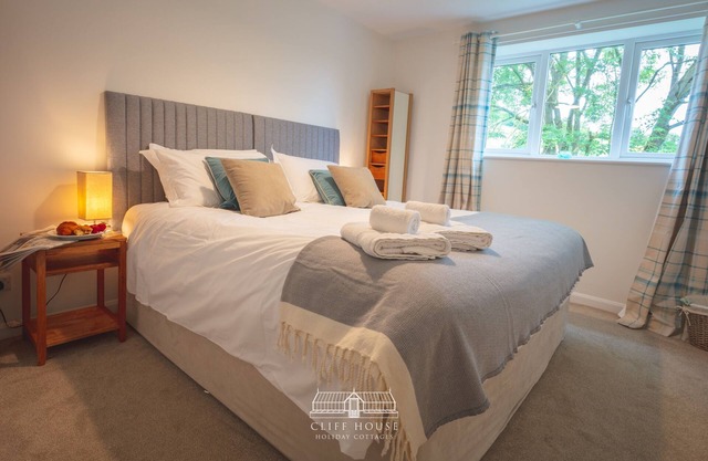 3 bedroomed holiday cottages, with and indoor pool access, that sleeps 6, with two off road car park