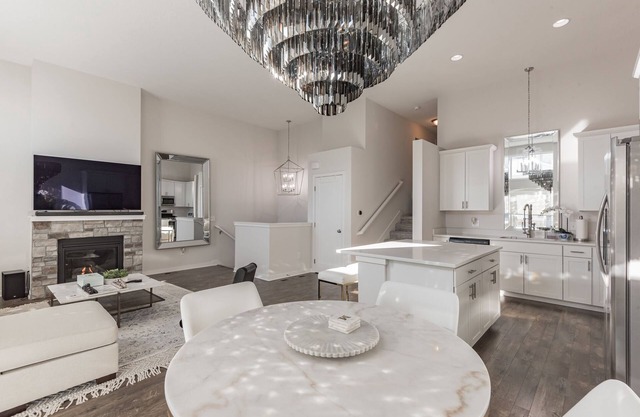 3-bedrooms/bathrooms -minutes from Jordan Creek Town Center