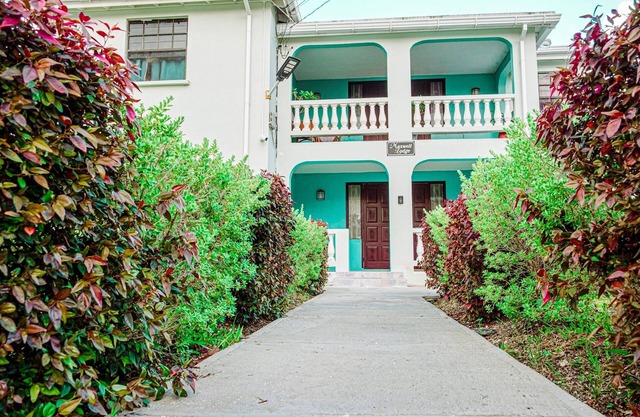 3 Bedrooms in paradise w/fruit trees 3 mins-Oistins!