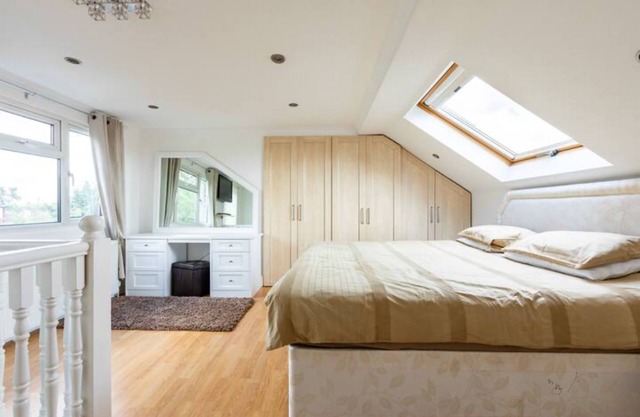 3 Beds, 2 Bath Family Home In London