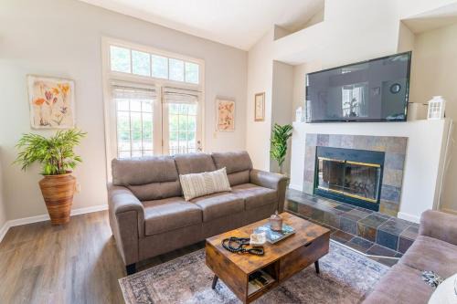 3 Beds, Kids Friendly Ranch,Jaccuzzi Tub,Walk to Food Lion,Restaurant, Keurig , sleep noise machine,Crib,5G