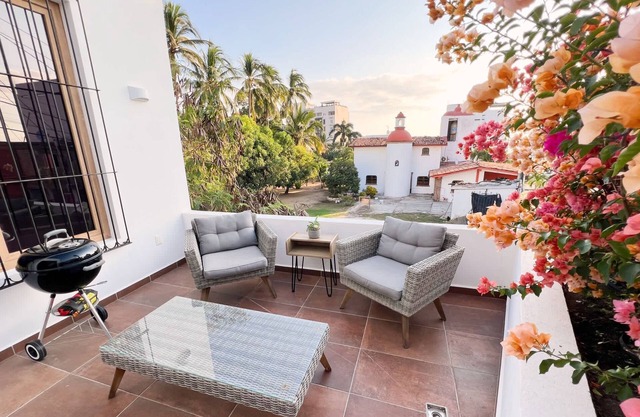 3 Blocks to Beach with Private Terrace & Grill