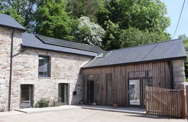 3 CADDAFORD BARNS, family friendly, with open fire in Buckfastleigh