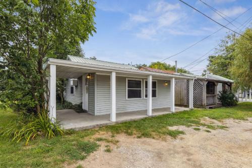 3 Charming Cottages on GOTL Strip - Sleeps 10