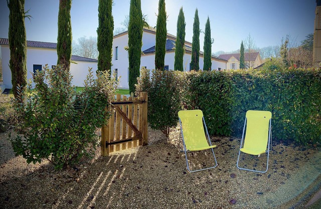 3* gîte 50m from the spa, terrace, enclosed garden and private parking.