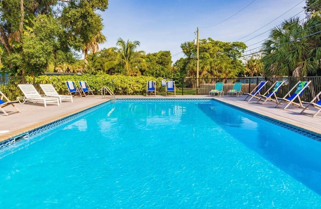 #3 Heated Pool, Large Yard, 1BR+sunroom/office
