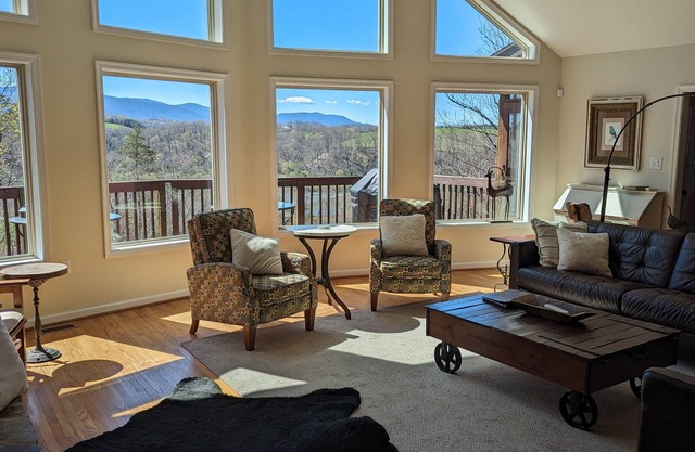 3 KING Master Suites ~ Dog Friendly ~ 1 pm Ckout ~ Hiking ~ Firepit ~ VIEWS!