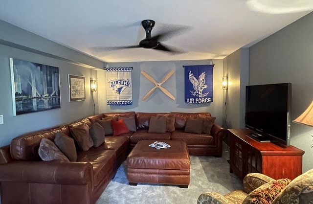 3 KING Tmprpedc Beds <3 mi to USAFA @ Northgate Gleneagle/PRIVATE Entry 36" drs