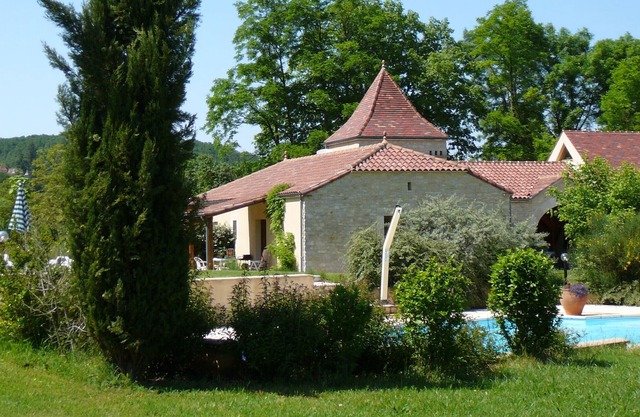 3 luxury holiday homes with swimming pool in Dordogne / Lot on a small estate