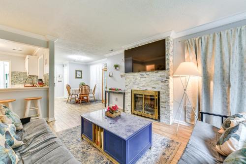 3 Mi to Bojangles Coliseum Townhome with Patio!